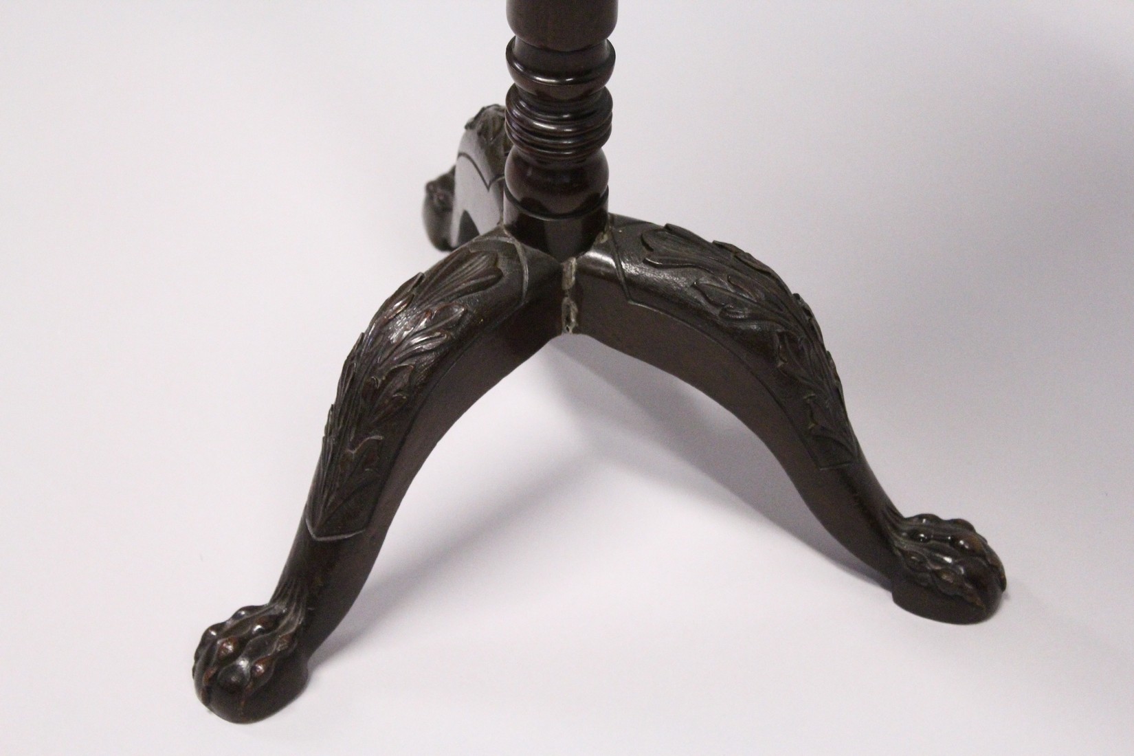A GEORGE III DESIGN MAHOGANY TRIPOD TABLE, with pie-crust top, turned column on three carved legs - Image 4 of 6