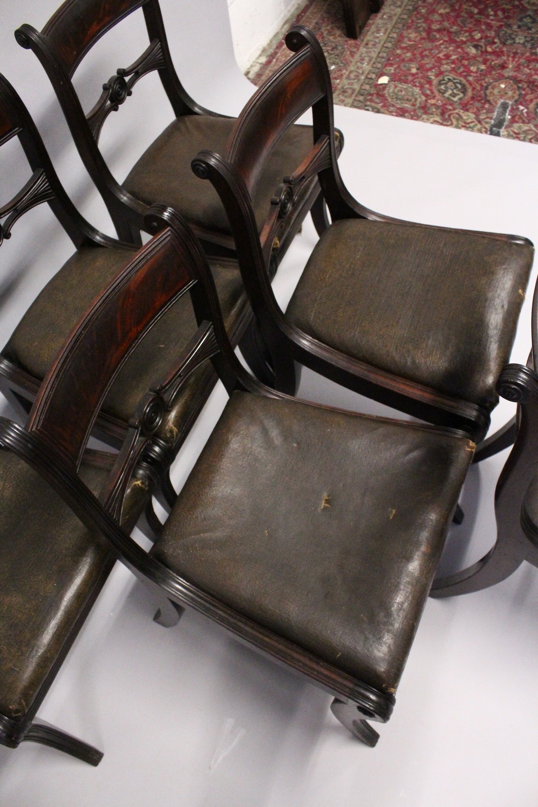 A GOOD SET OF SIX REGENCY MAHOGANY DINING CHAIRS, reeded frames, sabre legs and drop in seats - Image 4 of 5