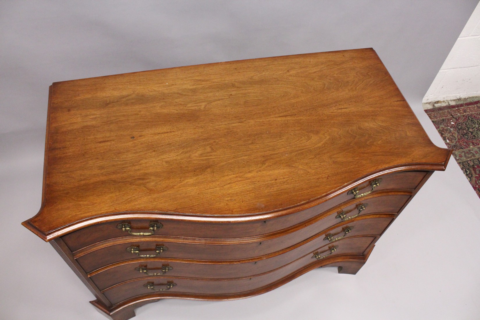 A GEORGE III DESIGN SERPENTINE FRONTED MAHOGANY COMMODE with four graduated long drawers, fluted - Image 3 of 6