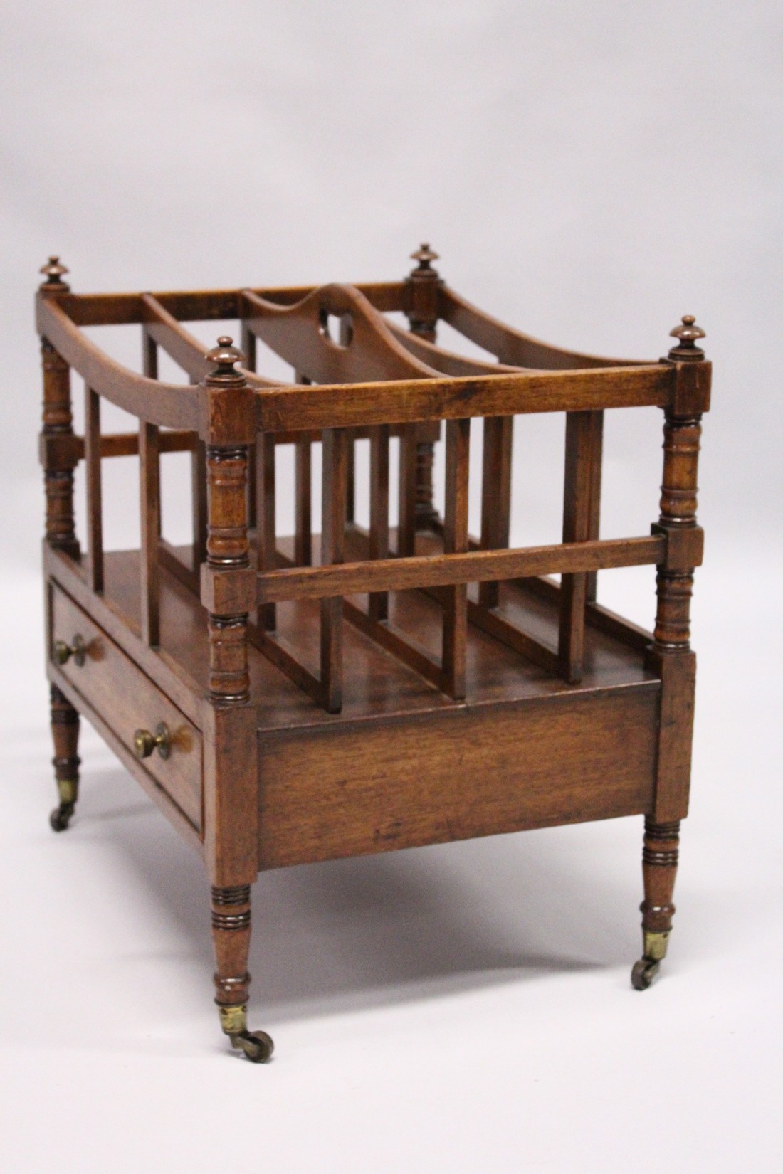 A MAHOGANY CANTERBURY, EARLY/MID 20TH CENTURY, with four divisions, a single drawer on turned legs - Image 3 of 6