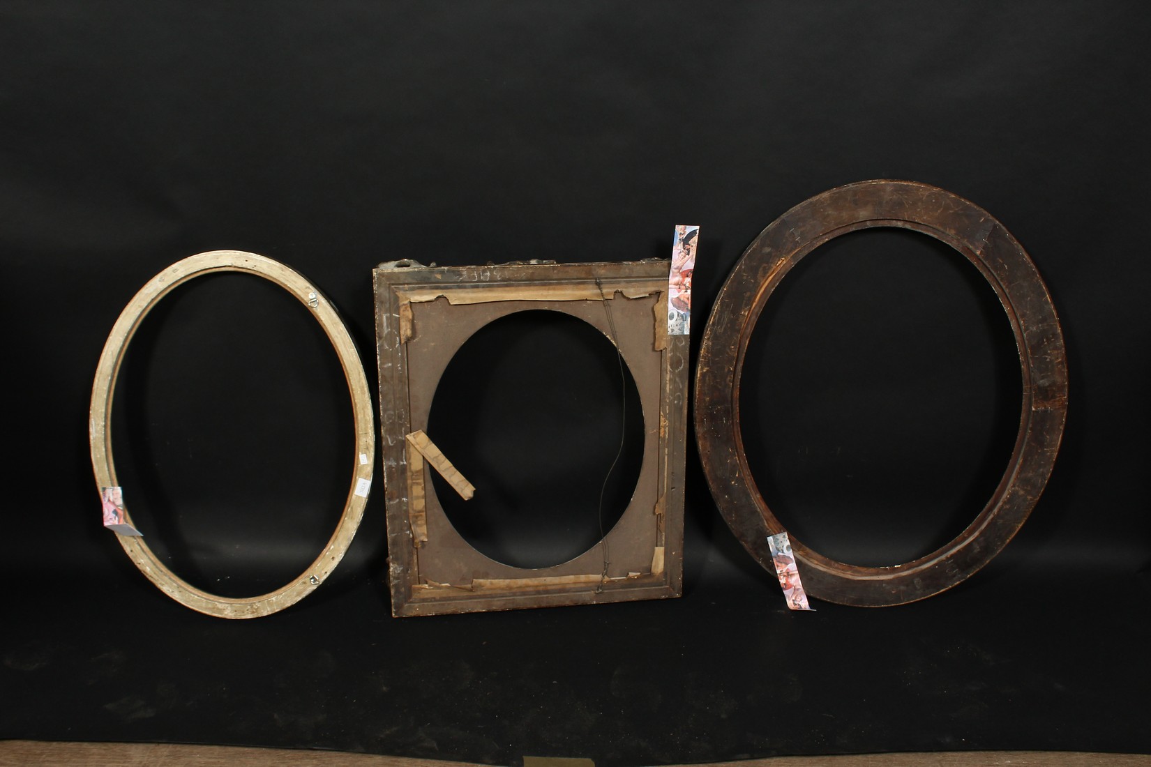 A group of three 19th century and later oval frames, rebate sizes 24.25 x 18.25 , 62cm x 47cm, 27 - Image 3 of 3