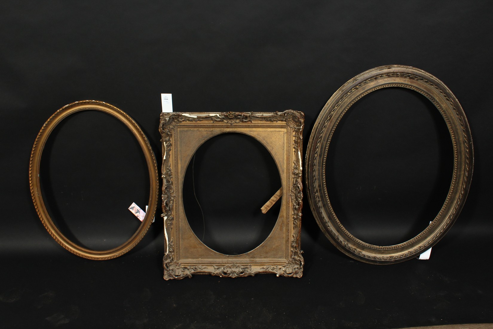 A group of three 19th century and later oval frames, rebate sizes 24.25 x 18.25 , 62cm x 47cm, 27 - Image 2 of 3