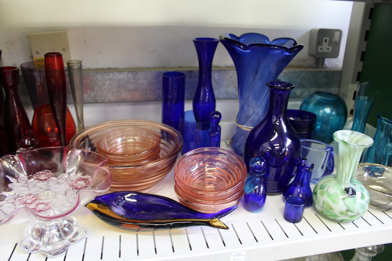 A quantity of colourful glassware. - Image 5 of 6