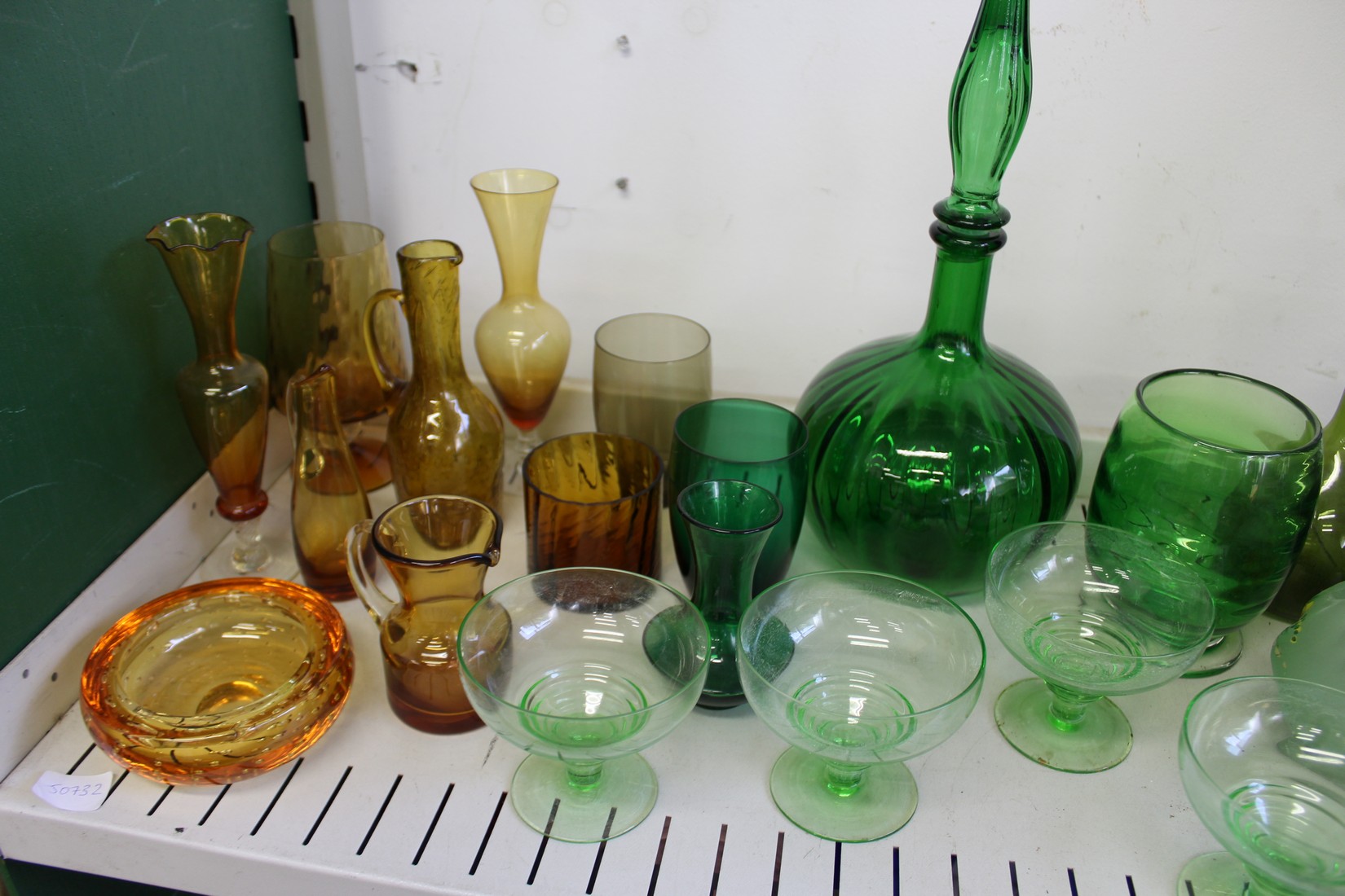 A quantity of colourful glassware. - Image 2 of 6