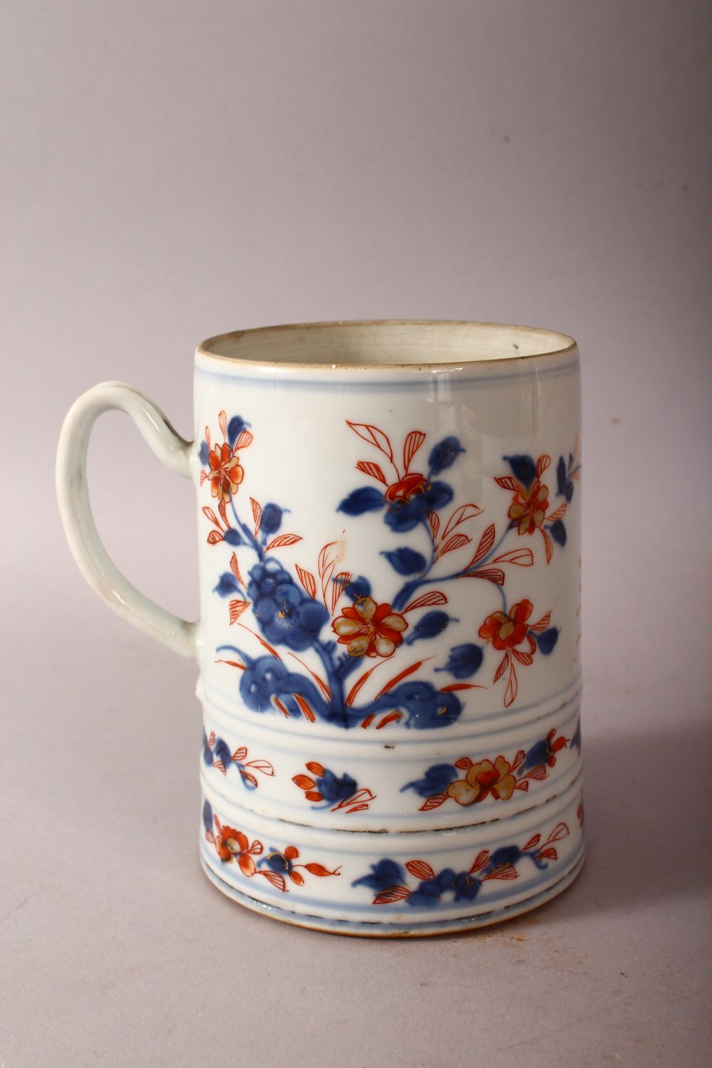 AN 18TH CENTURY CHINESE IMARI PORCELAIN TANKARD - decorated with underglaze blue and orange floral - Image 3 of 5