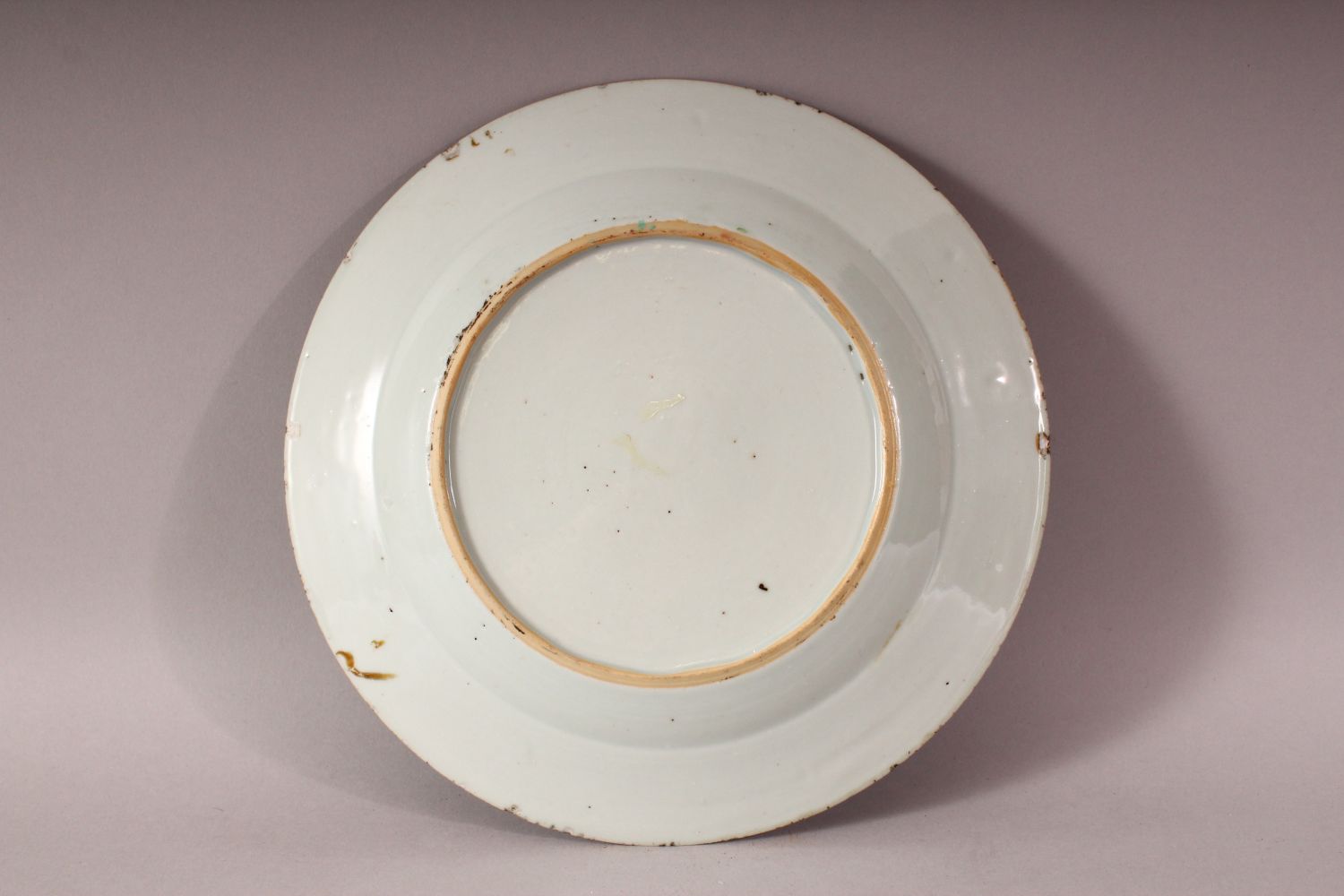 AN 18TH CENTURY CHINESE FAMILLE ROSE PORCELAIN PLATE - decorated with native floral decoration and - Image 7 of 7