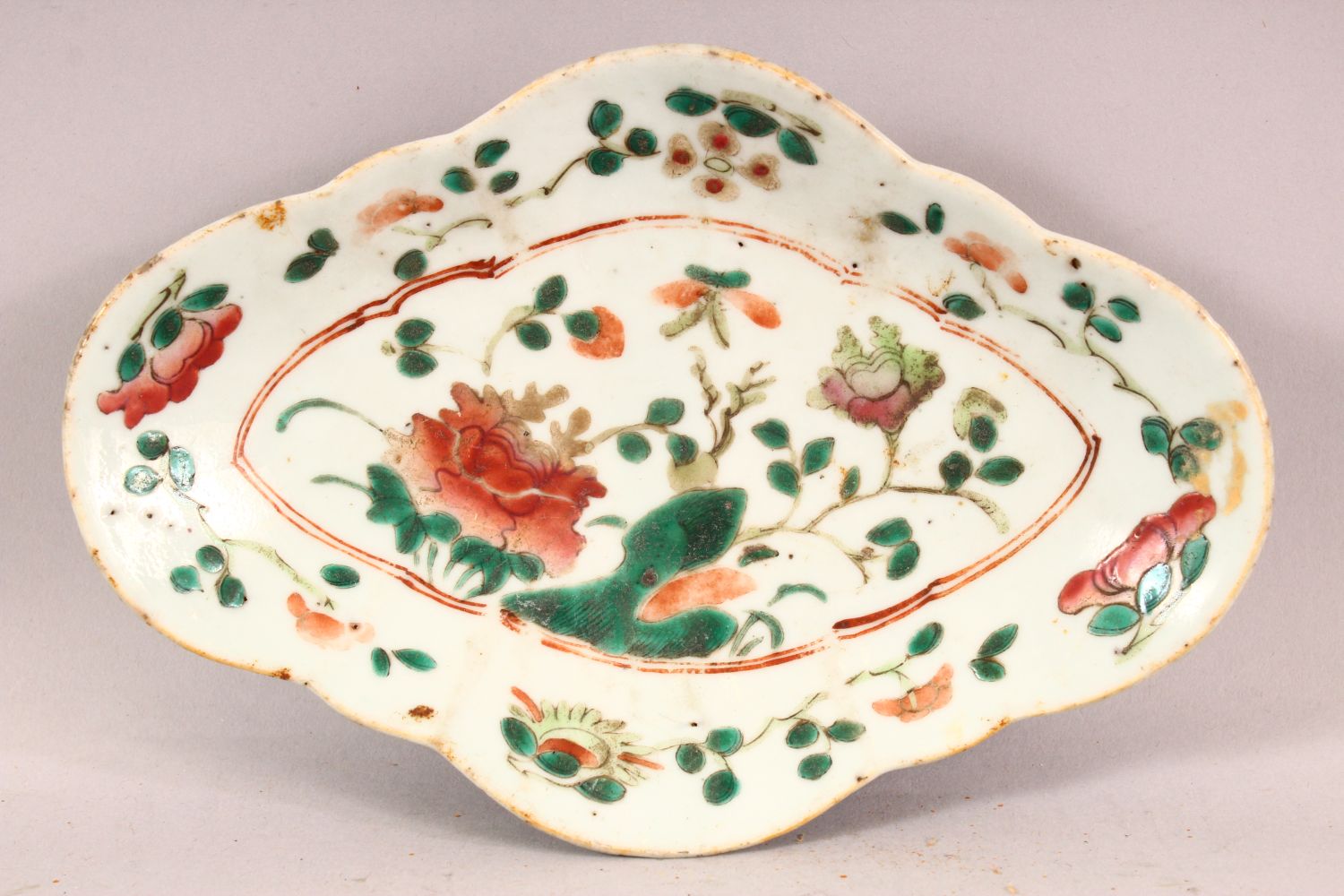 THREE CHINESE FAMILLE ROSE PORCELAIN ITEMS, comprising a plate, dish & wall pocket (3) - Image 3 of 9