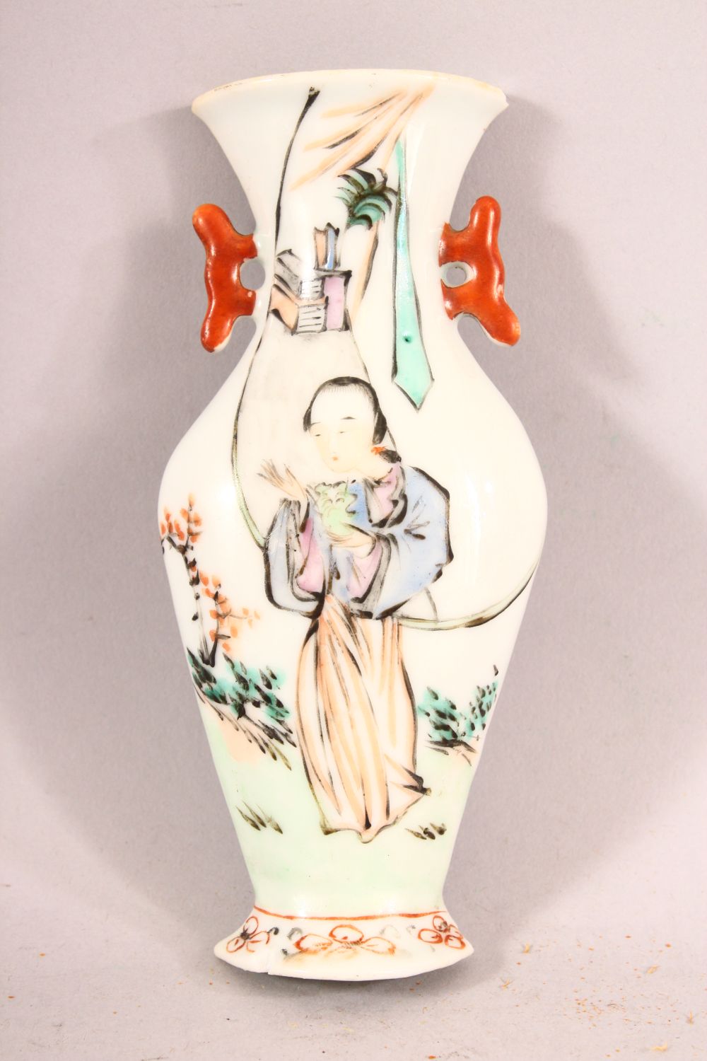 THREE CHINESE FAMILLE ROSE PORCELAIN ITEMS, comprising a plate, dish & wall pocket (3) - Image 7 of 9