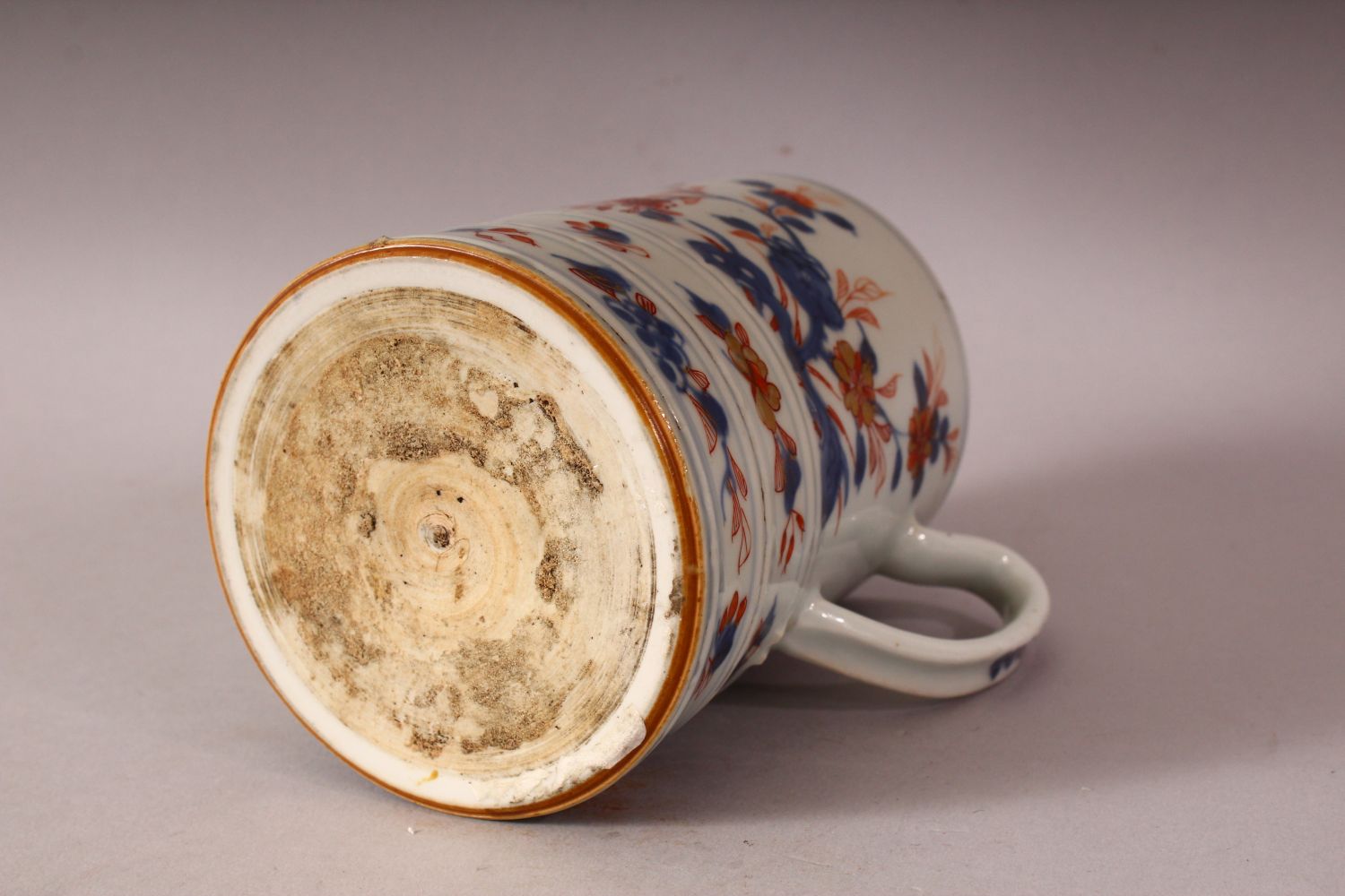 AN 18TH CENTURY CHINESE IMARI PORCELAIN TANKARD - decorated with underglaze blue and orange floral - Image 5 of 5