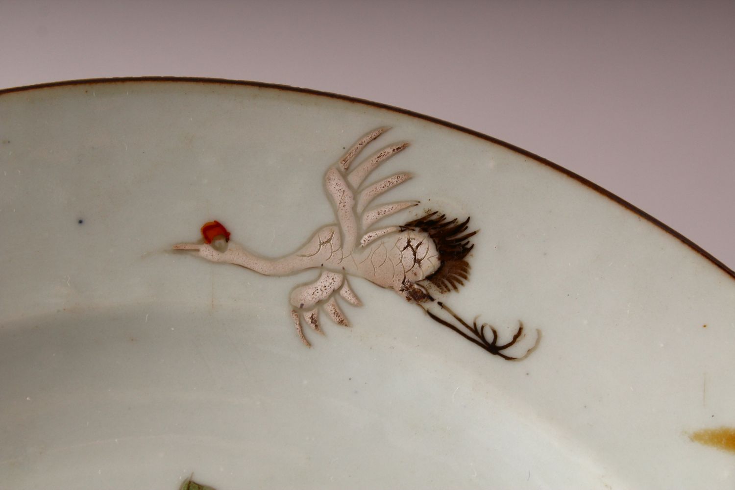 AN 18TH CENTURY CHINESE FAMILLE ROSE PORCELAIN PLATE - decorated with native floral decoration and - Image 4 of 7