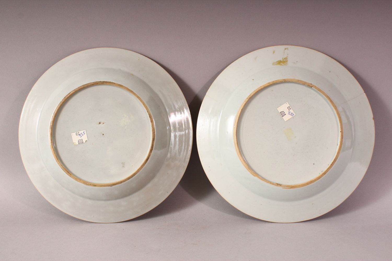 A PAIR OF 18TH CENTURY CHINESE FAMILLE ROSE PORCELAIN PLATES - each decorated with native floral - Image 4 of 4