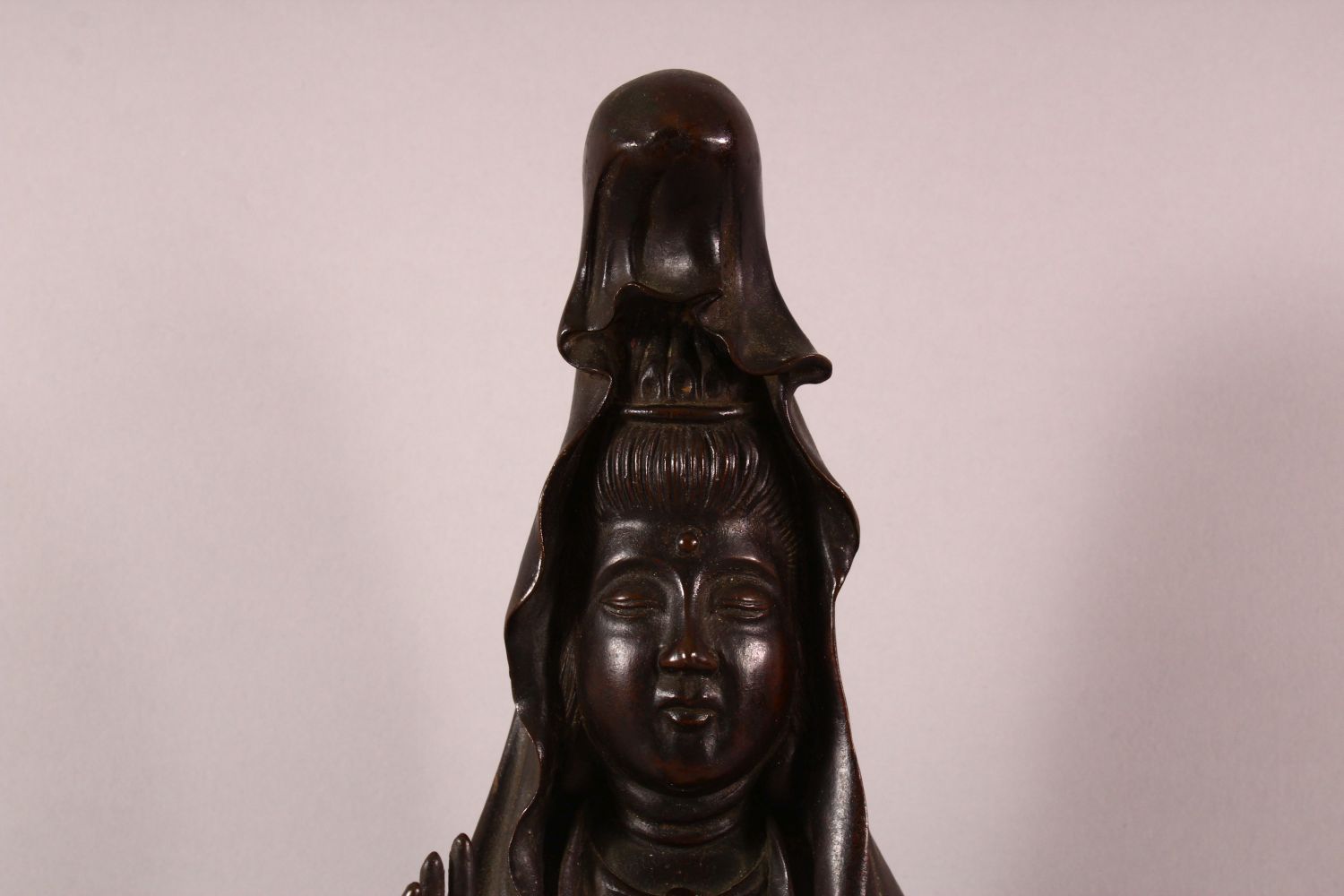 A CHINESE BRONZE FIGURE OF GUANYIN holding a scroll, her other hand raised in a mindfulness gesture, - Image 5 of 8