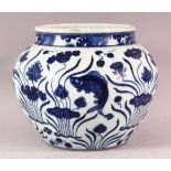 A CHINESE BLUE & WHITE PORCELAIN MIN STYLE JAR - The body of the jar decorated with fish an d