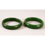 A PAIR OF CHINESE PEKING GLASS BANGLES - I.D 6.5cm