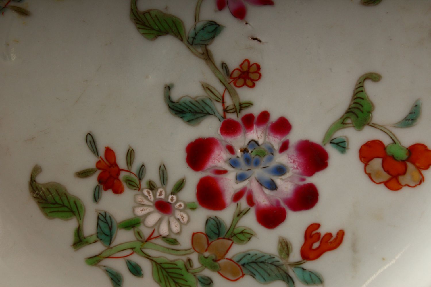 AN 18TH CENTURY CHINESE FAMILLE ROSE PORCELAIN PLATE - decorated with native floral decoration and - Image 6 of 7