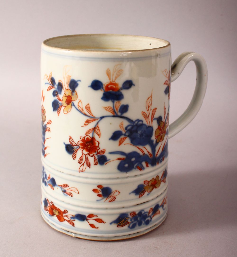 AN 18TH CENTURY CHINESE IMARI PORCELAIN TANKARD - decorated with underglaze blue and orange floral