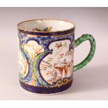 A LARGE 18TH CENTURY CHINESE CLOBBERED FAMILLE ROSE PORCELAIN MUG / TANKARD, decorated with panels