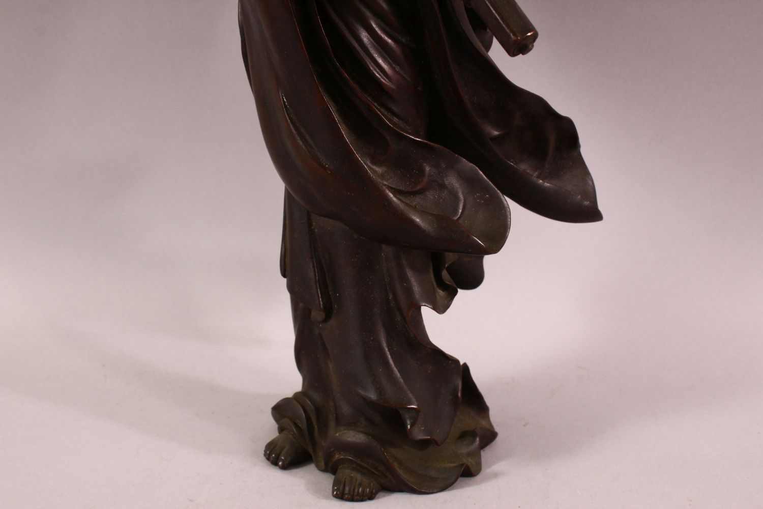 A CHINESE BRONZE FIGURE OF GUANYIN holding a scroll, her other hand raised in a mindfulness gesture, - Image 7 of 8