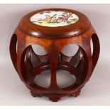 A CHINESE CARVED WOOD TABLE & INSET FAMILLE ROSE PORCELAIN PANEL TOP - the barrel table with eight