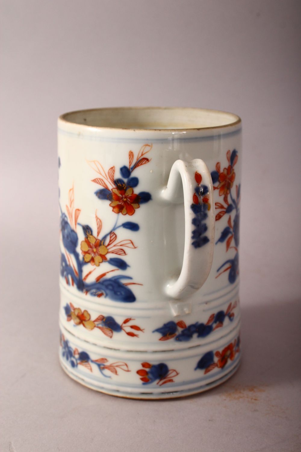 AN 18TH CENTURY CHINESE IMARI PORCELAIN TANKARD - decorated with underglaze blue and orange floral - Image 4 of 5
