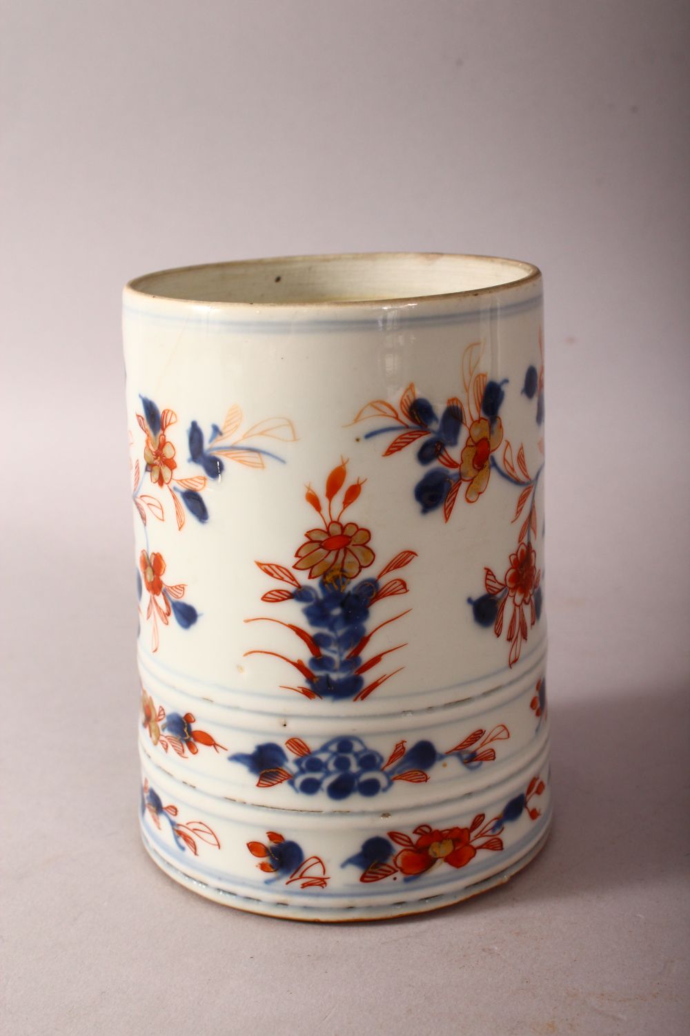 AN 18TH CENTURY CHINESE IMARI PORCELAIN TANKARD - decorated with underglaze blue and orange floral - Image 2 of 5
