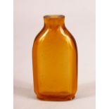 A CHINESE AMBER GLASS SNUFF BOTTLE - 7CM
