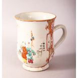 AN 18TH CENTURY CHINESE FAMILLE ROSE PORCELAIN TANKARD / MUG - decorated with scenes of figures in