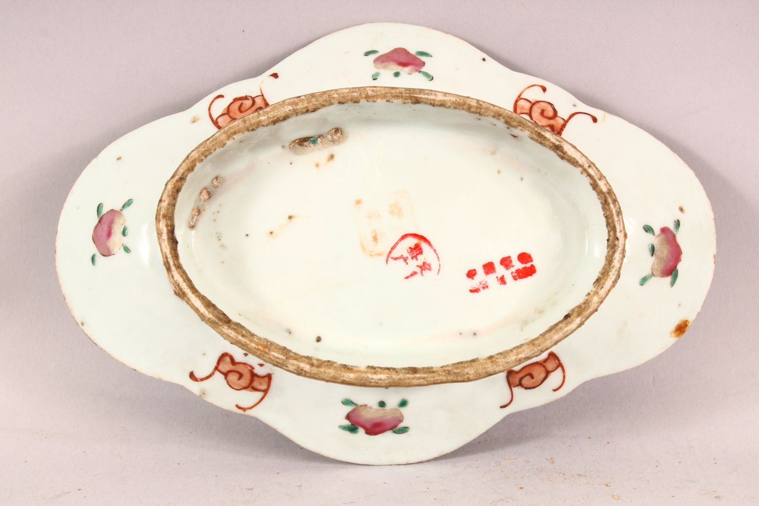 THREE CHINESE FAMILLE ROSE PORCELAIN ITEMS, comprising a plate, dish & wall pocket (3) - Image 4 of 9