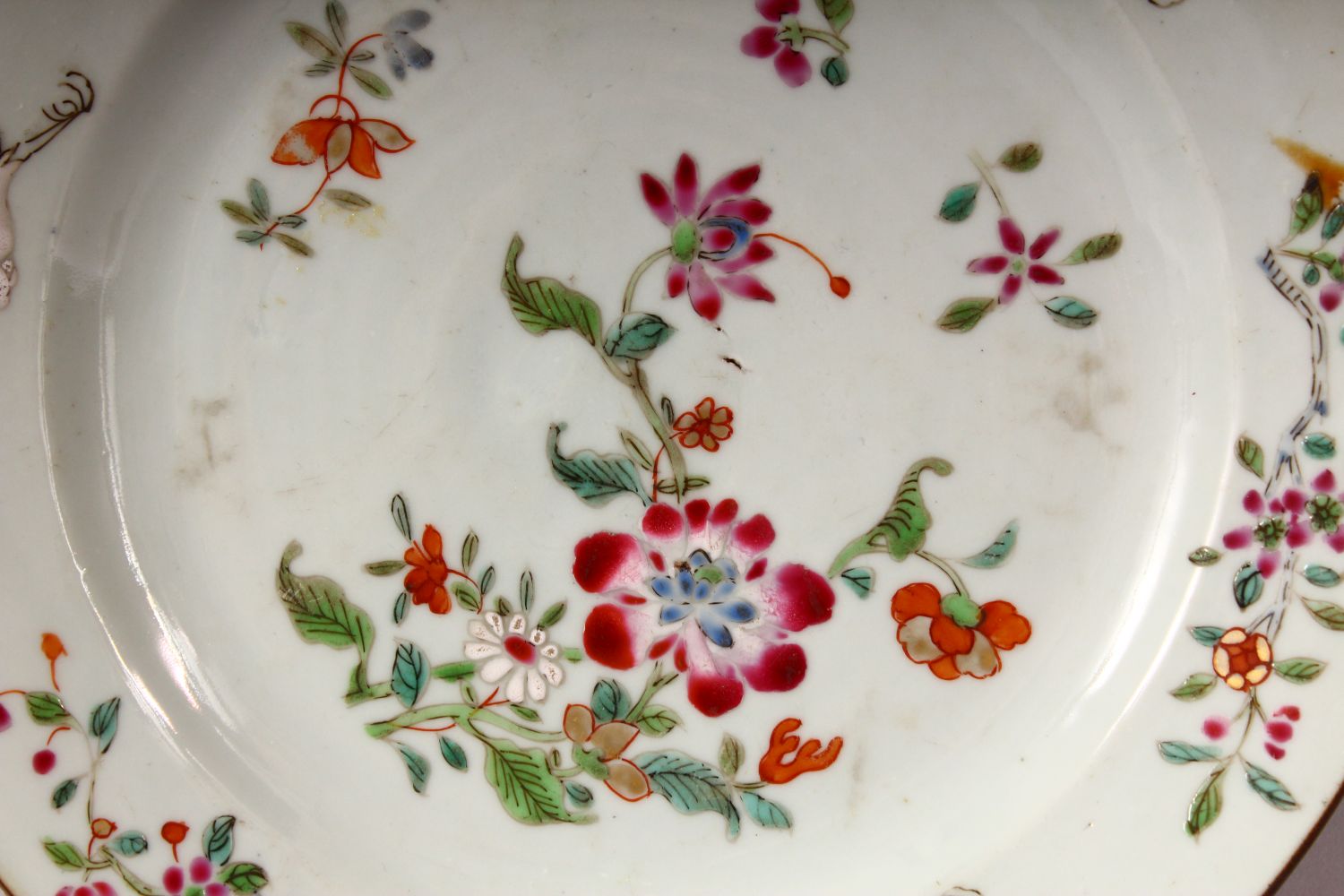 AN 18TH CENTURY CHINESE FAMILLE ROSE PORCELAIN PLATE - decorated with native floral decoration and - Image 2 of 7