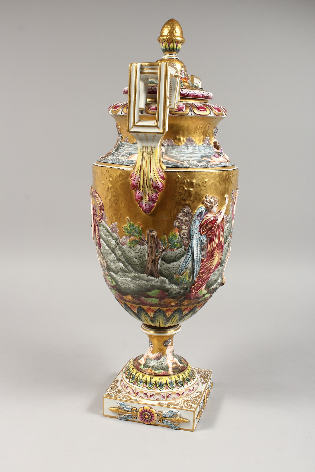 A SUPERB LARGE CAPODIMONTE TWO HANDLED URN SHAPE VASE AND COVER with gilt ground, with classical - Image 14 of 17