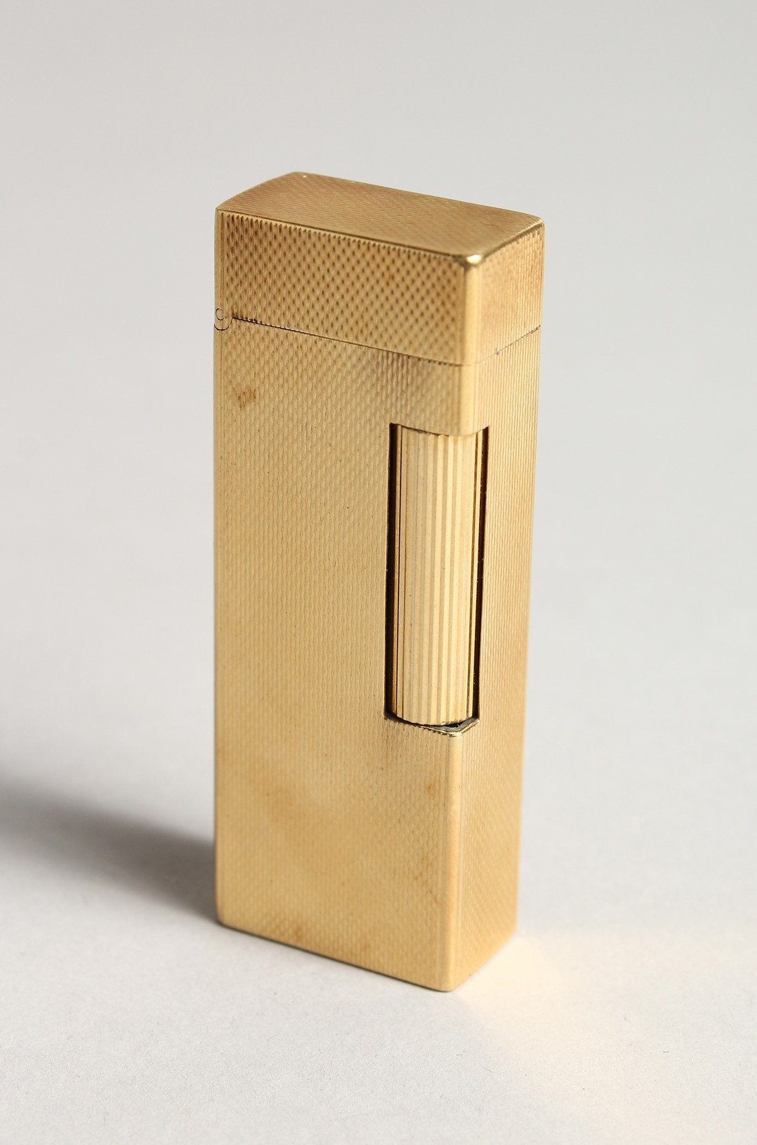 AN 18CT GOLD GAS LIGHTER