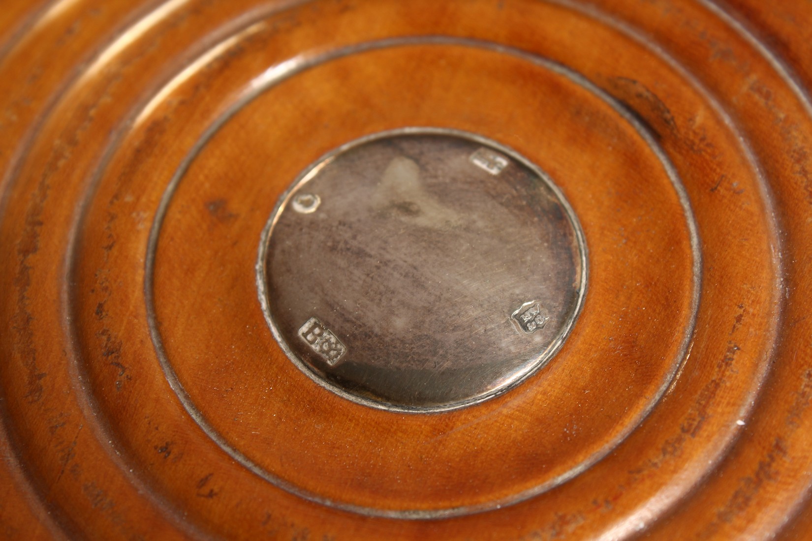 A VERY GOOD SET OF FOUR VICTORIAN SILVER WINE COASTERS with fruiting vine decoration and turned wood - Image 3 of 5