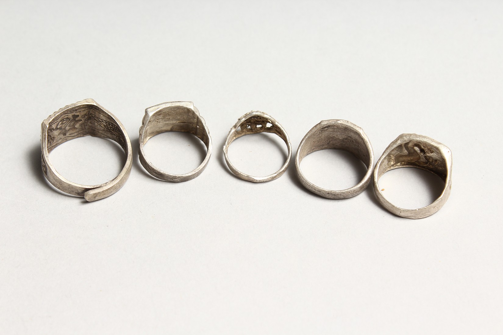 FIVE VARIOUS CHINESE SILVER RINGS - Image 2 of 2