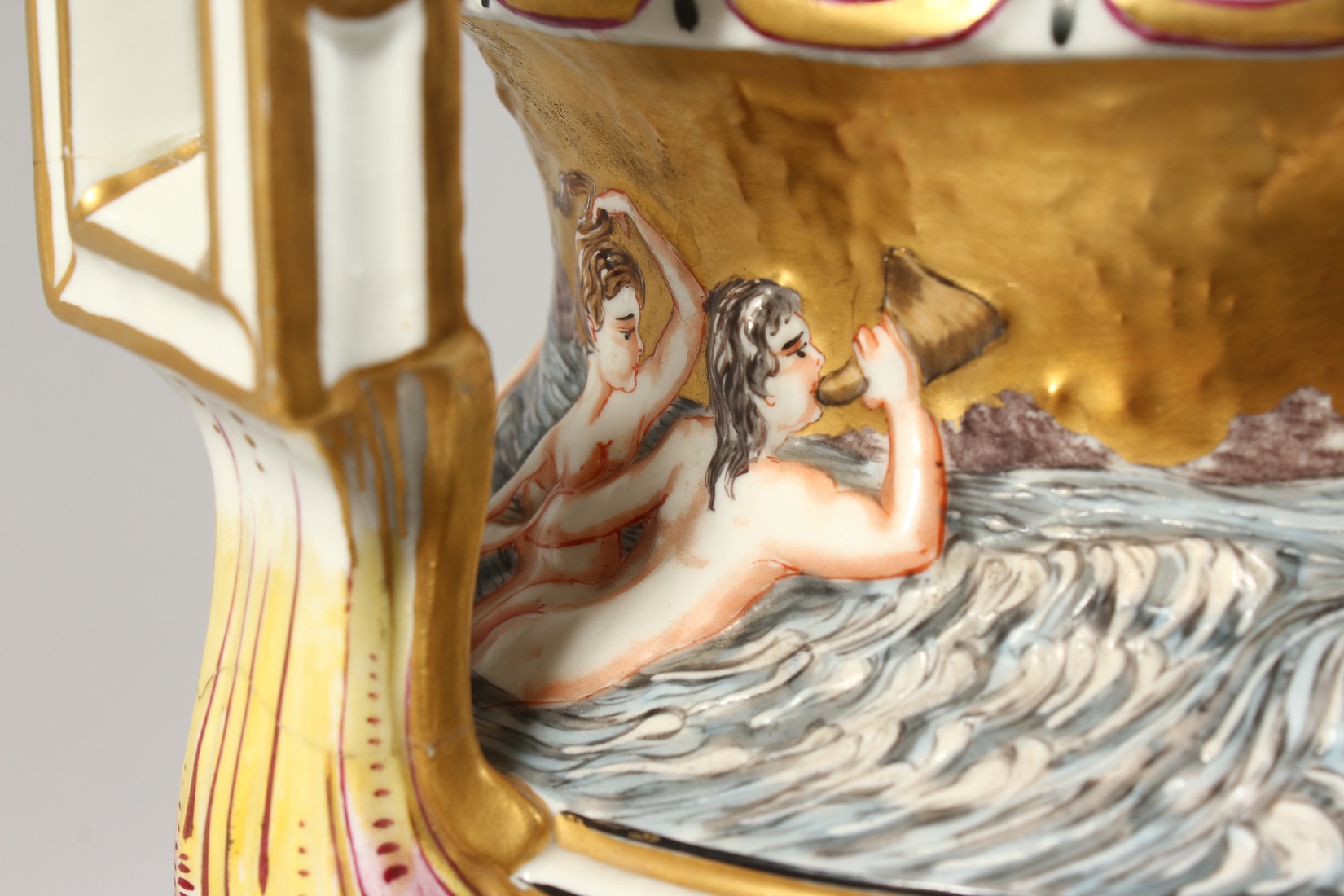 A SUPERB LARGE CAPODIMONTE TWO HANDLED URN SHAPE VASE AND COVER with gilt ground, with classical - Image 12 of 17