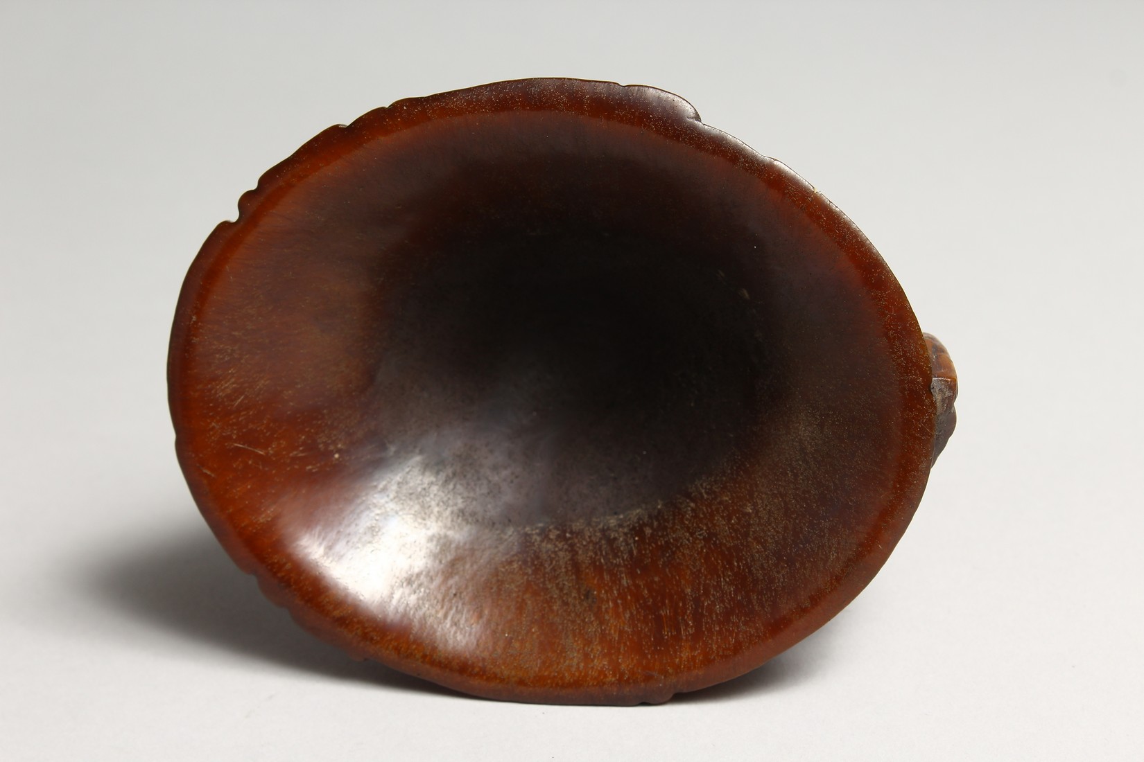 A CARVED HORN LIBATION CUP 4.5ins - Image 5 of 6