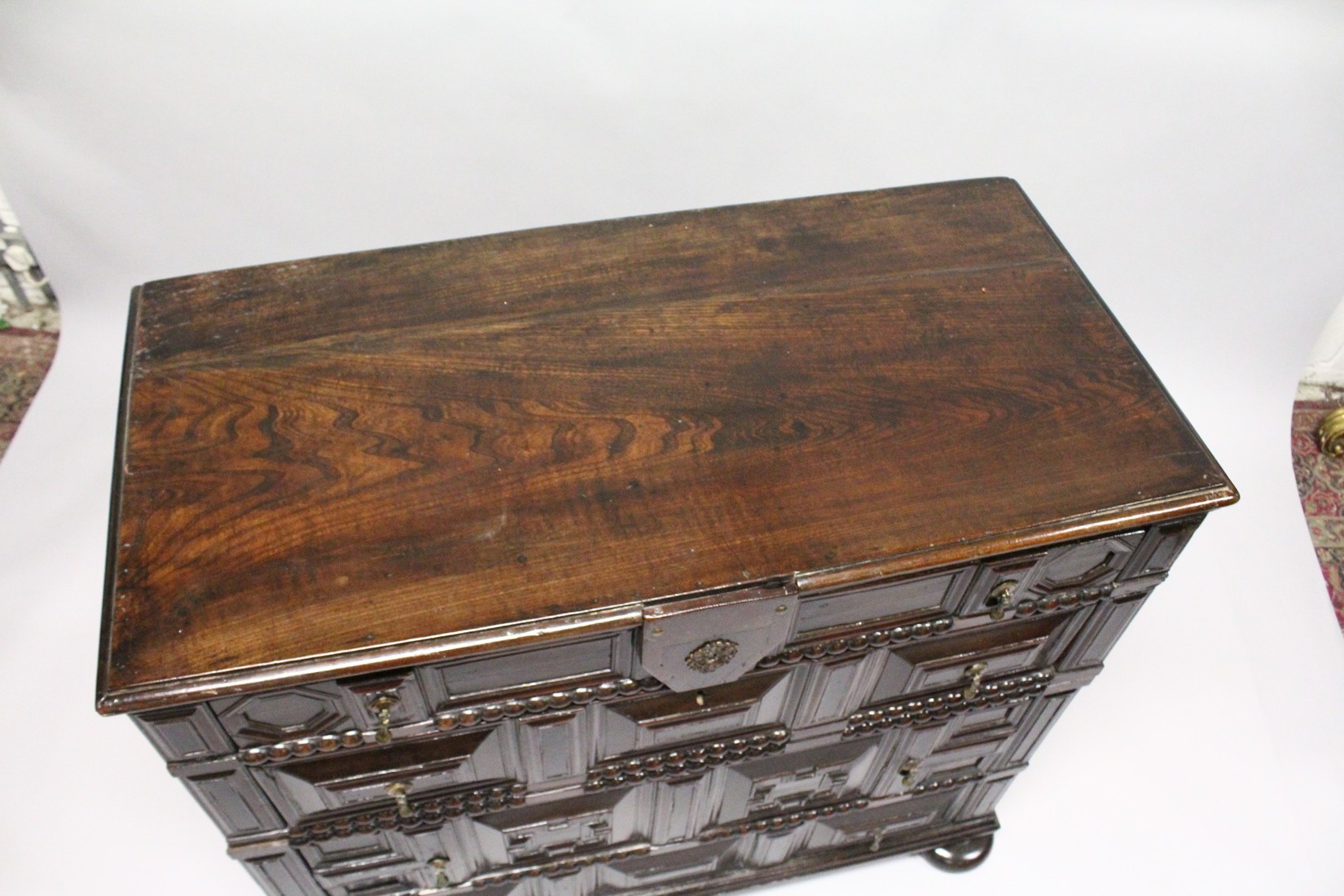 A GOOD LATE 17TH CENTURY OAK TWO PIECE LINEN FOLD FRONT CHEST, OF FOUR VARIOUS SIZE LONG DRAWERS, - Image 2 of 6