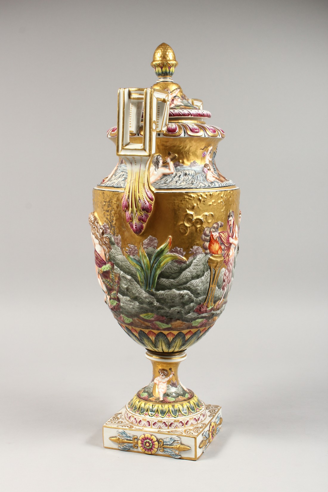 A SUPERB LARGE CAPODIMONTE TWO HANDLED URN SHAPE VASE AND COVER with gilt ground, with classical - Image 6 of 17