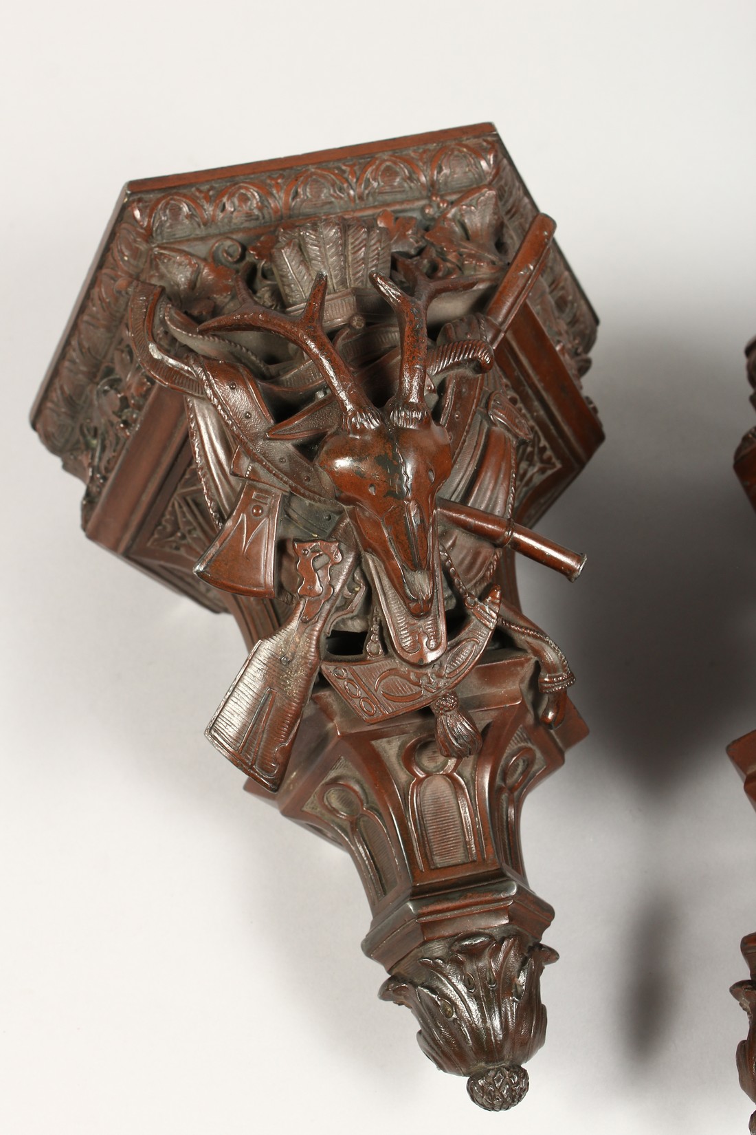 A SUPERB PAIR OF BRONZED-METAL NATIVE AMERICAN FIGURES, on circular bases with wall brackets (4) - Image 8 of 13