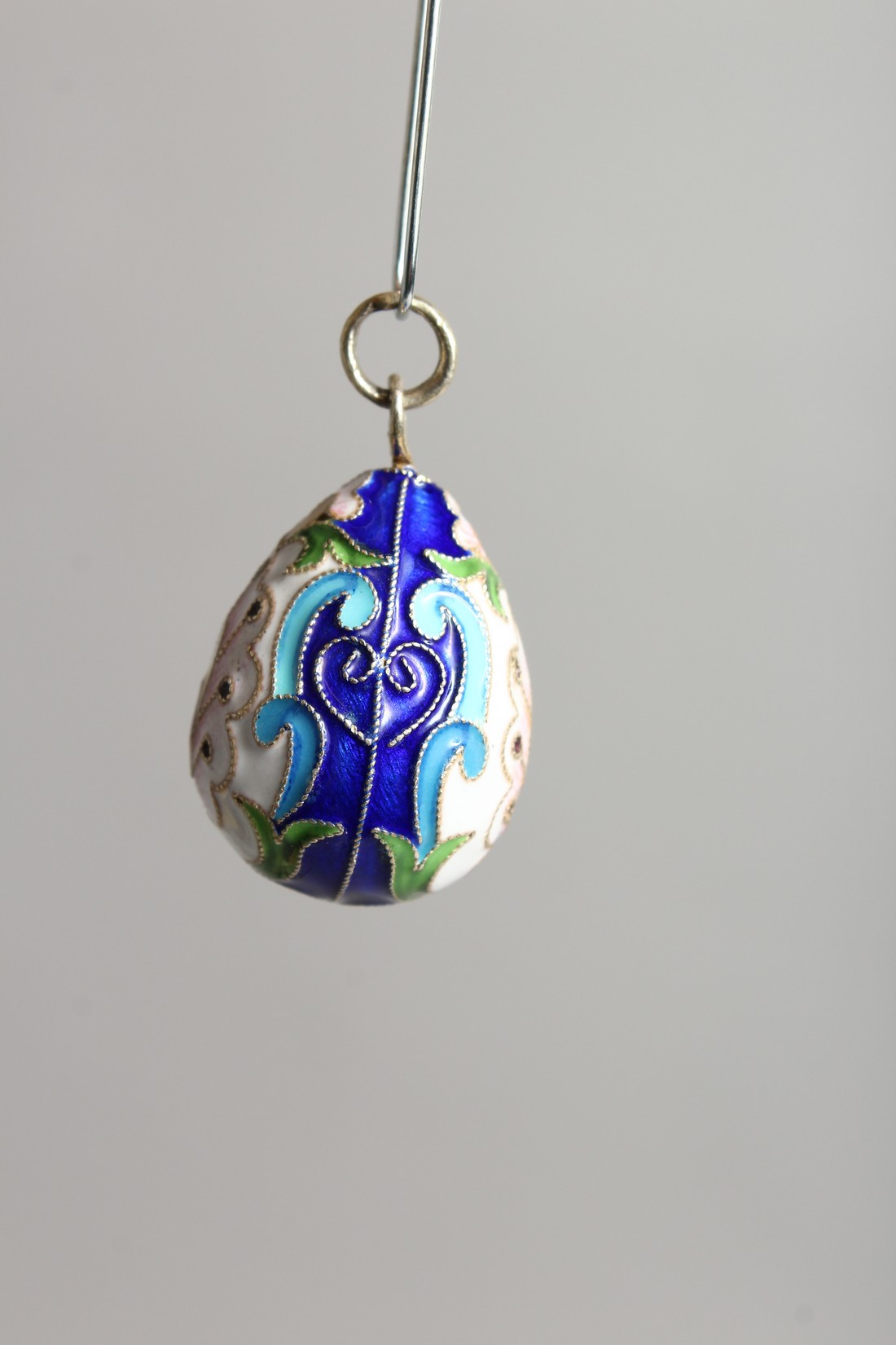 A SMALL RUSSIAN SILVER AND ENAMEL EGG PENDANT - Image 4 of 6