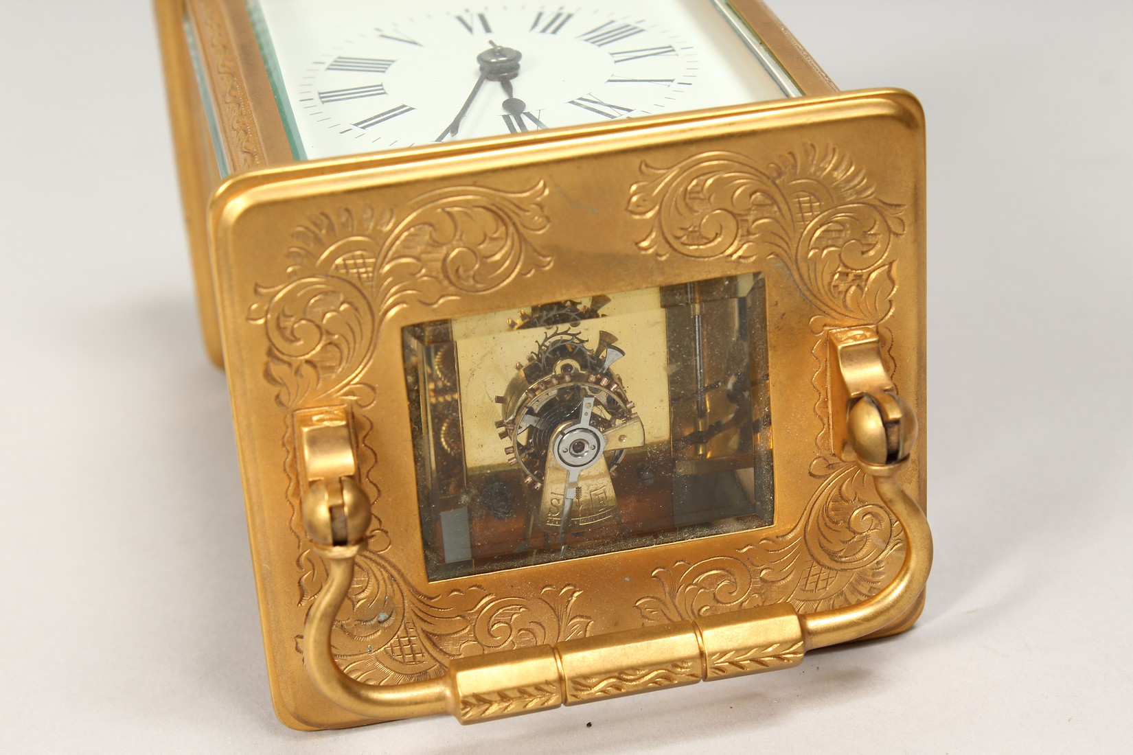 A GILT BRASS CARRIAGE CLOCK, with white enamel dial, roman numerals, the movement striking on a - Bild 6 aus 6