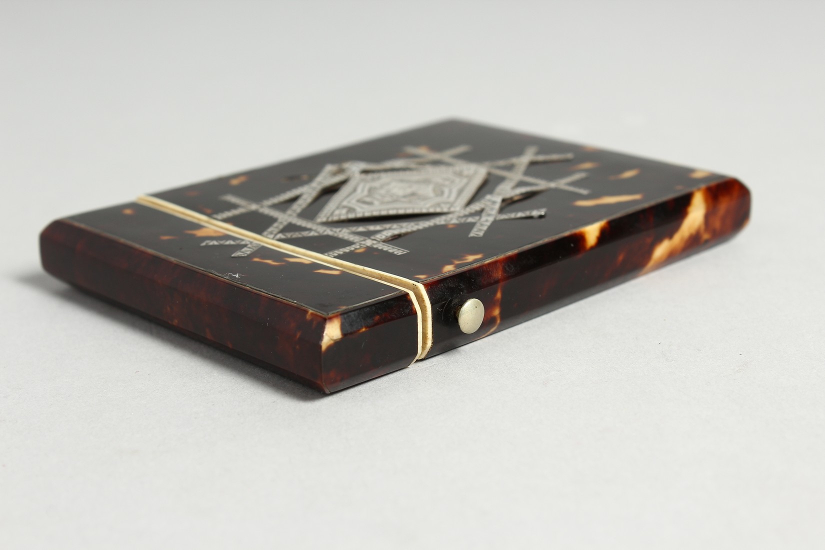 A VICTORIAN SILVER INLAID TORTOISESHELL CALLLING CARD CASE. - Image 5 of 5