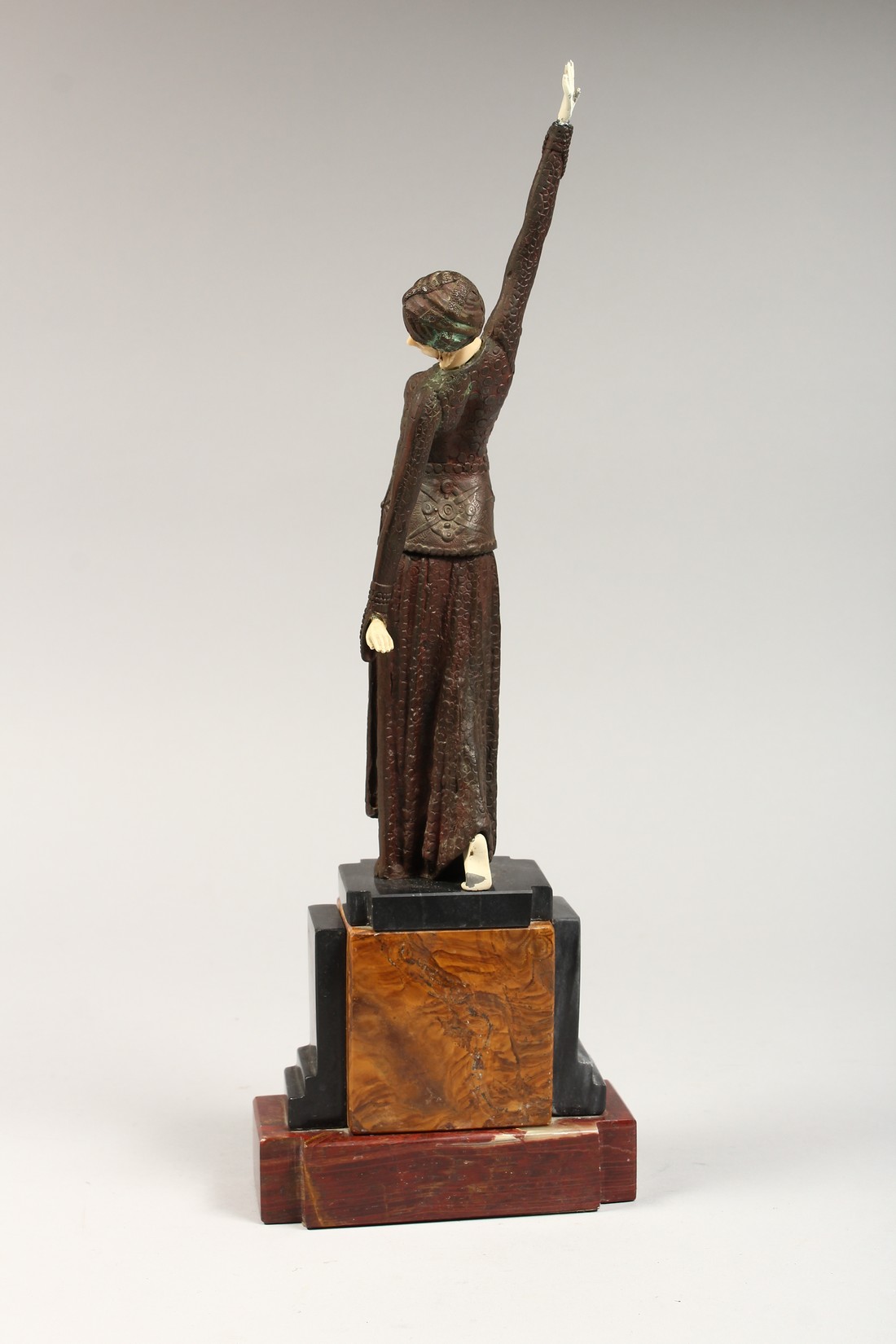 AN ART DECO STYLE FIGURE OF A LADY, arm outstretched, on a stepped marble base 16ins high. - Image 5 of 5