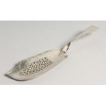 A GEORGE IV FIDDLE PATTERN FISH SLICE London 1825, maker W.R.