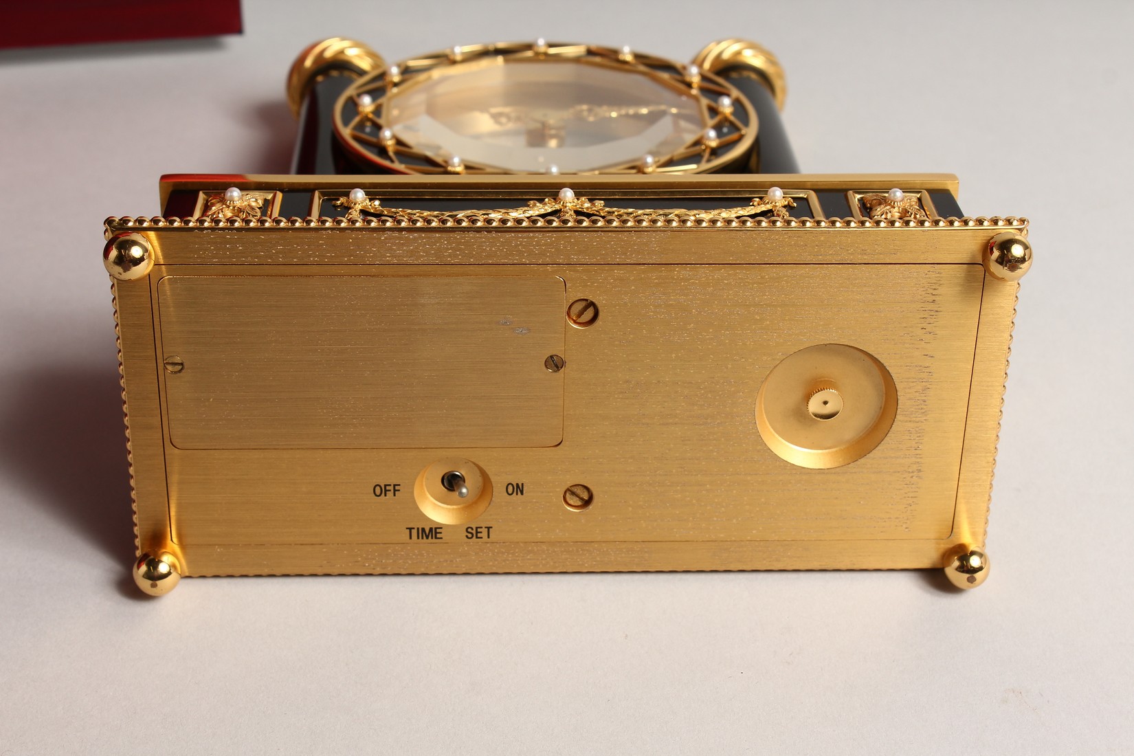 A SUPERB HOUSE OF FABERGE MYSTERY CLOCK from The Franklin Mint, 1988, in its original case 8.5ins - Bild 4 aus 5