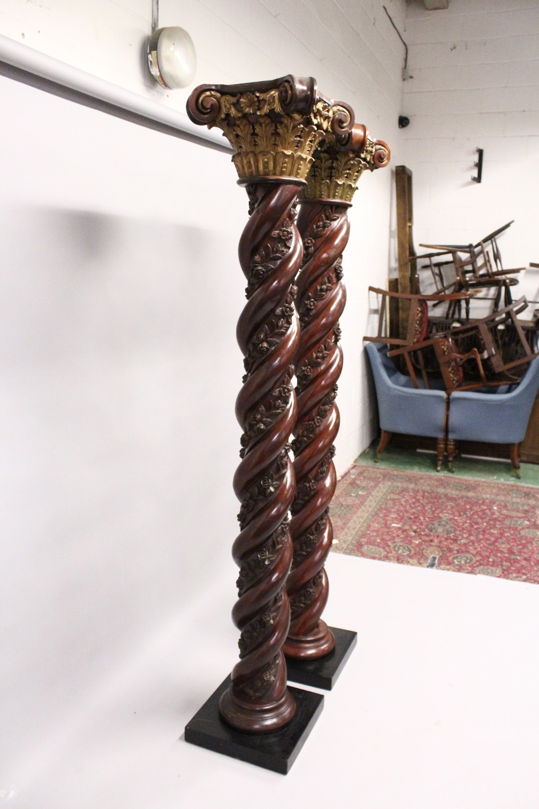 A VERY GOOD PAIR OF 18TH CENTURY CARVED SPIRAL MAHOGANY COLUMNS with carved gilded Corinthian column - Image 3 of 4