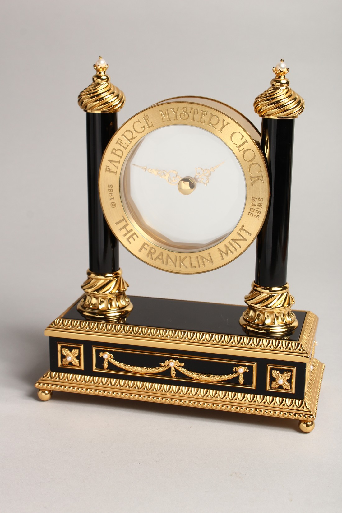 A SUPERB HOUSE OF FABERGE MYSTERY CLOCK from The Franklin Mint, 1988, in its original case 8.5ins - Bild 2 aus 5