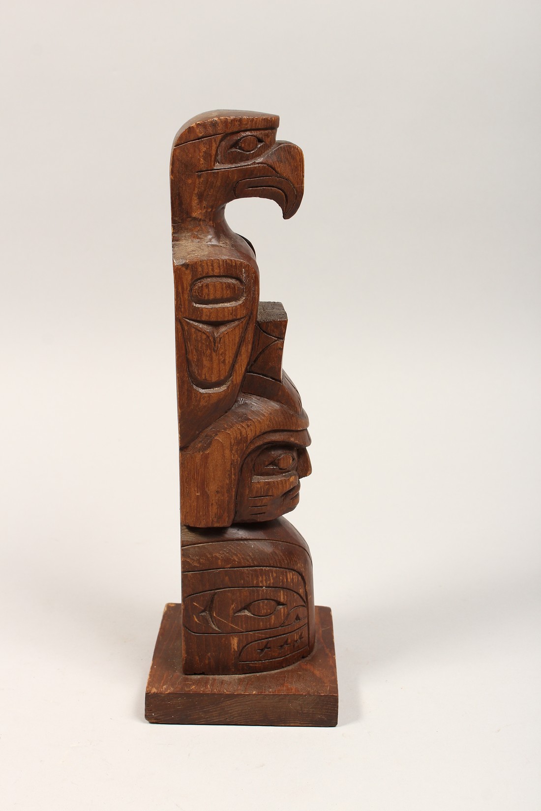 GEOFREY HUNT. A CARVED WOOD TOTEM POLE Signed 12ins high - Image 3 of 4