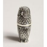 A NOVELTY SILVER OWL THIMBLE CASE