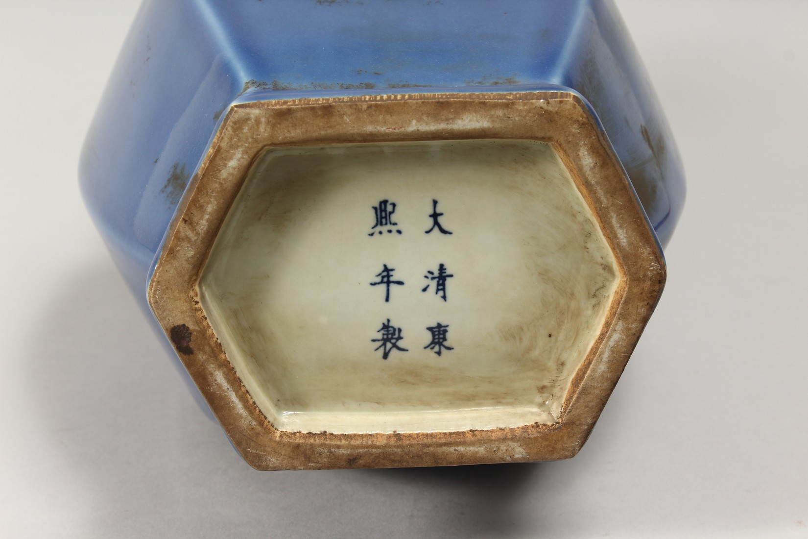 A CHINESE BLUE GROUND PORCELAIN "ARROW" VASE, of flattened hexagonal form with twin handles 14. - Image 4 of 4