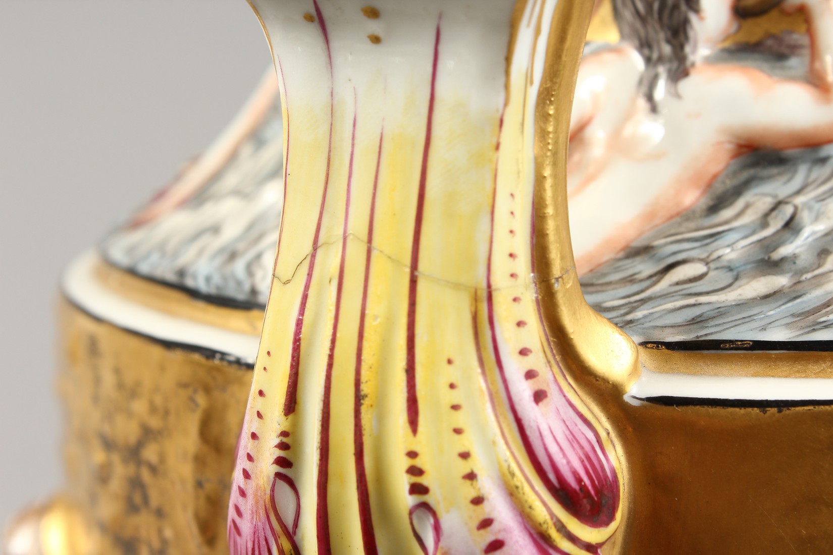 A SUPERB LARGE CAPODIMONTE TWO HANDLED URN SHAPE VASE AND COVER with gilt ground, with classical - Image 7 of 17